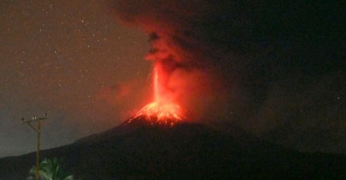 Mount Lewotobi man erupted again, a loud voice was heard