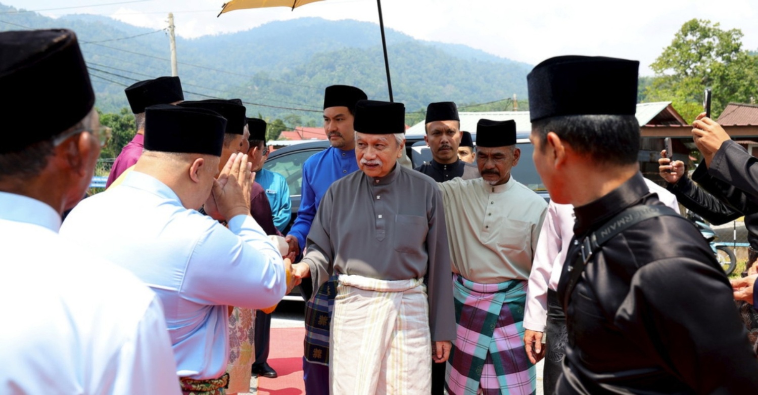 Tuanku Muhriz left for Friday prayers at the Gunung Pasir Parish Mosque, Seri Menanti